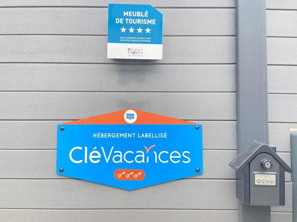 03200 VICHY -MAISON DE VILLE MEUBLÉ 3 PIÈCES AVEC TERRASSE ,PARKING PRIVÉ ET CAVE