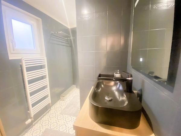 03200 VICHY -MAISON DE VILLE MEUBLÉ 3 PIÈCES AVEC TERRASSE ,PARKING PRIVÉ ET CAVE