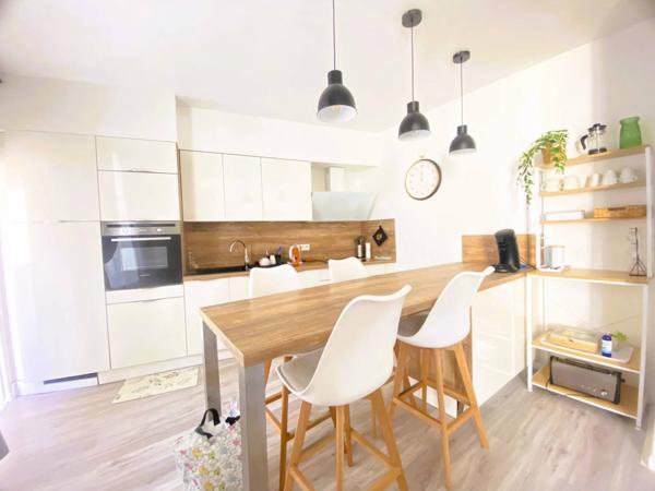 03200 VICHY -MAISON DE VILLE MEUBLÉ 3 PIÈCES AVEC TERRASSE ,PARKING PRIVÉ ET CAVE