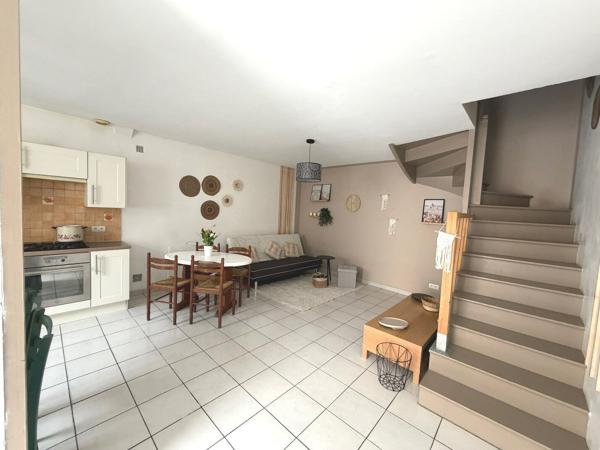 Maison de ville 3 pièces, 2 chambres à louer à Mézin.