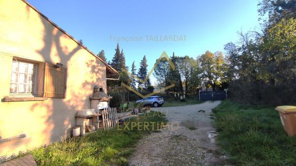 Cheval-Blanc (84460) Maison de plain pied + dépendances sur un terrain de 4080m2 en campagne