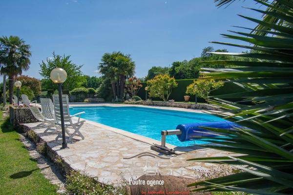 MEURSAC  ANCIENNE DISTILLERIE DES ANNEES 30, SA PROPRIETE + 6 GITES