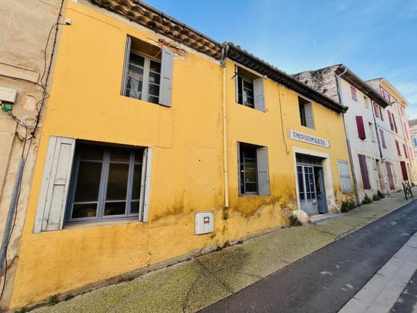 Apt (84400) Immeuble ancien offrant 2 studios et un vaste local commercial !
