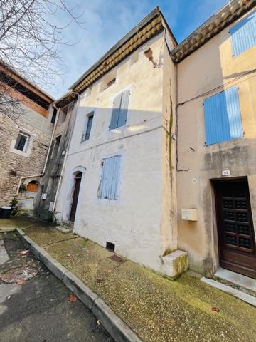 Apt (84400) Immeuble ancien offrant 2 studios et un vaste local commercial !