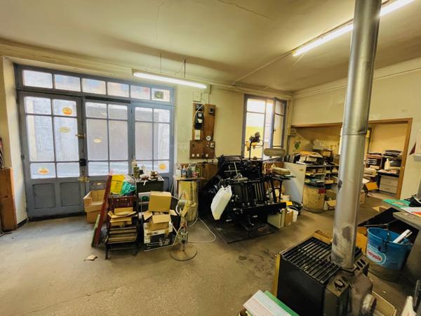 Apt (84400) Immeuble ancien offrant 2 studios et un vaste local commercial !