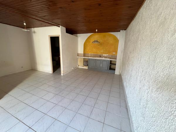 Apt (84400) Immeuble ancien offrant 2 studios et un vaste local commercial !