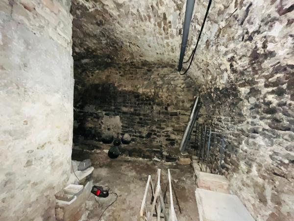 Apt (84400) Immeuble ancien offrant 2 studios et un vaste local commercial !