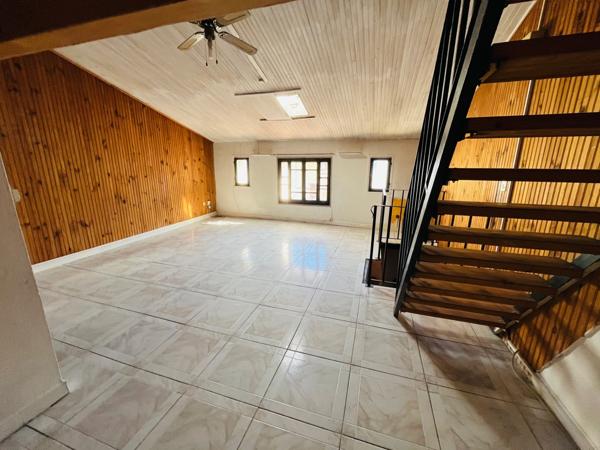 Apt (84400) Immeuble ancien offrant 2 studios et un vaste local commercial !