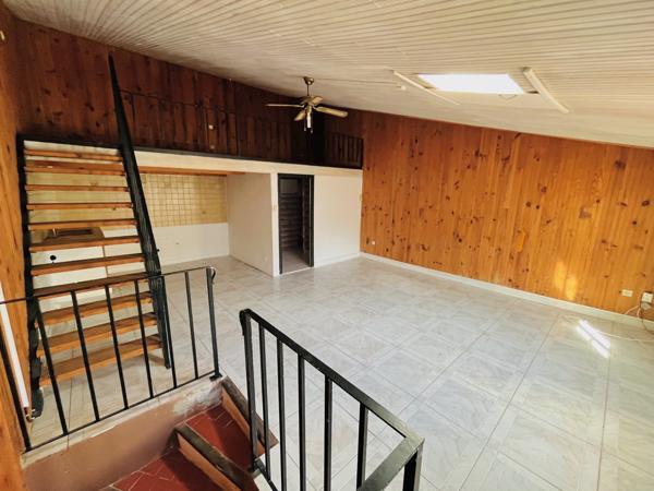 Apt (84400) Immeuble ancien offrant 2 studios et un vaste local commercial !