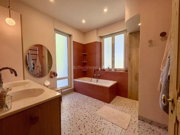 Vente                                                      Propriété
                        
                     7 pièces                      173 m2                     à Grenoble