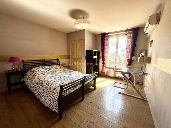 Vente                                                      Propriété
                        
                     7 pièces                      173 m2                     à Grenoble