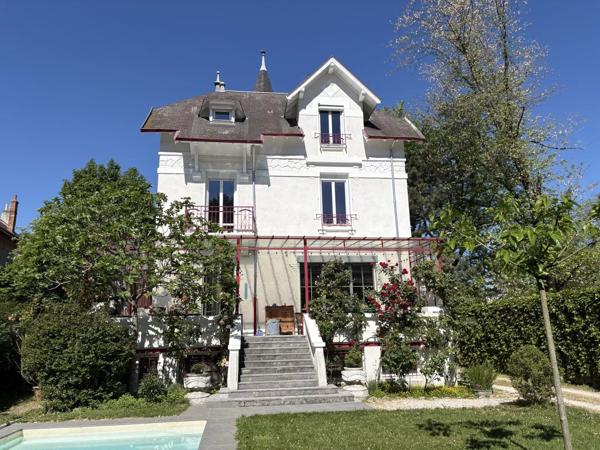 Vente                                                      Propriété
                        
                     7 pièces                      173 m2                     à Grenoble