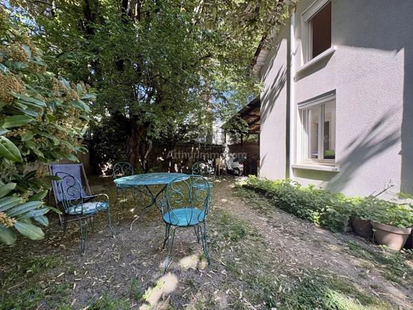Vente                                                      Propriété
                        
                     7 pièces                      173 m2                     à Grenoble