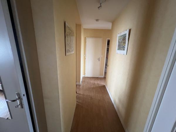 APPARTEMENT F3 de 70 m² au CENTRE VILLE - PARKING et CAVE