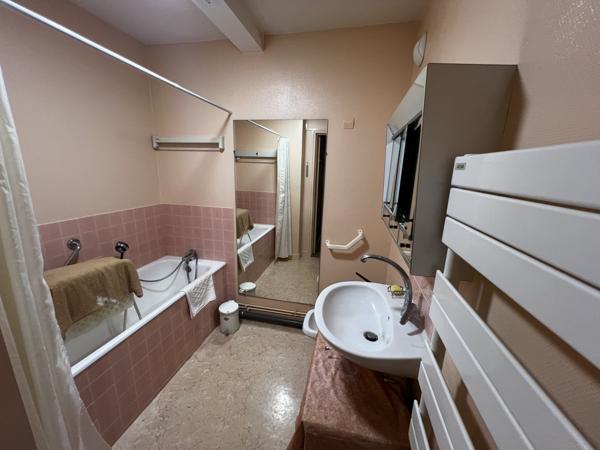 APPARTEMENT F3 de 70 m² au CENTRE VILLE - PARKING et CAVE