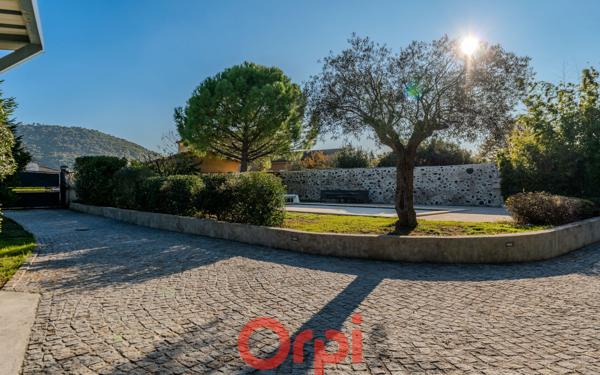 Maison à vendre    5 pièces •  Alba-la-Romaine