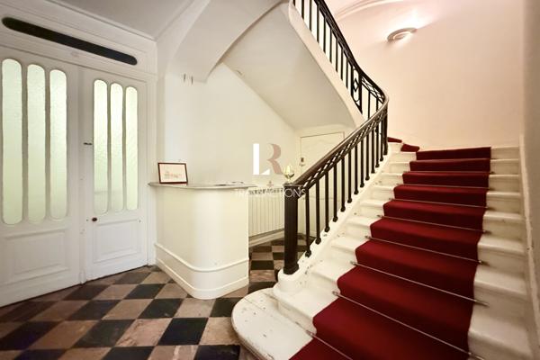 La Rochelle (17000) A deux pas du marché - Hotel particulier avec ascenseur et cour anglaise