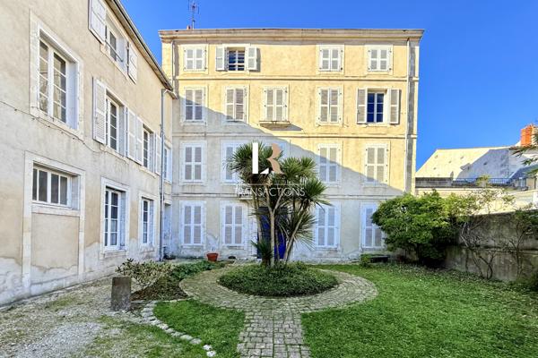 La Rochelle (17000) A deux pas du marché - Hotel particulier avec ascenseur et cour anglaise