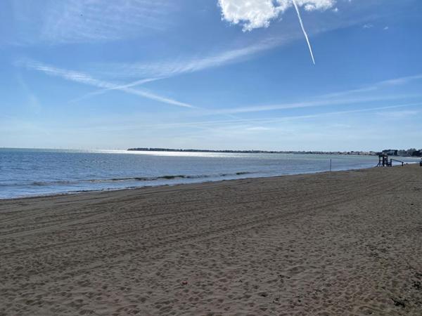 Face mer  Appartement  1 pièce(s) 32 m2 entierment rénové