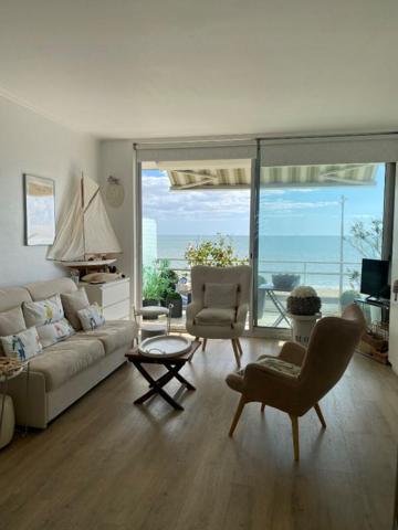 Face mer  Appartement  1 pièce(s) 32 m2 entierment rénové