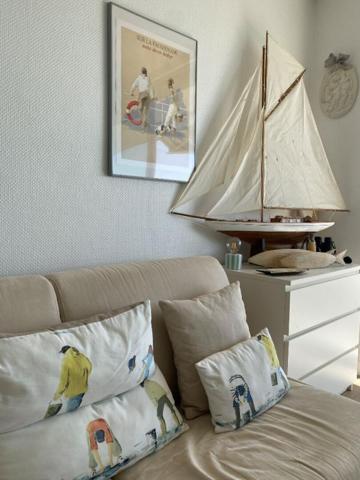 Face mer  Appartement  1 pièce(s) 32 m2 entierment rénové