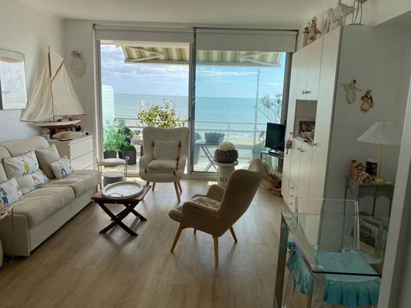 Face mer  Appartement  1 pièce(s) 32 m2 entierment rénové