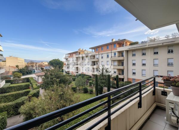 T3 Coup de Coeur : Terrasse avec Vue dans Résidence avec Piscine