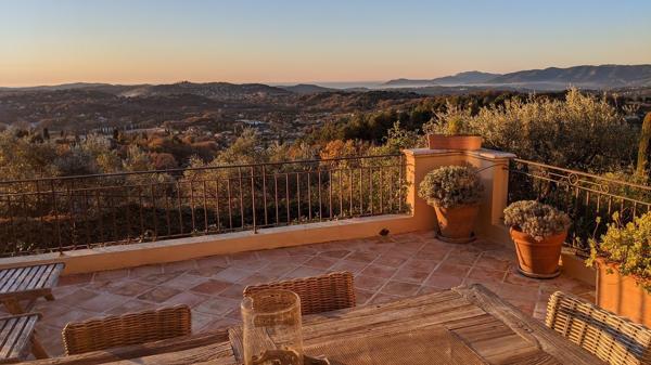 CO-EXCLUSIVITÉ – Villa provençale avec vue panoramique sur la mer