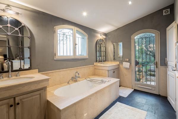 CO-EXCLUSIVITÉ – Villa provençale avec vue panoramique sur la mer