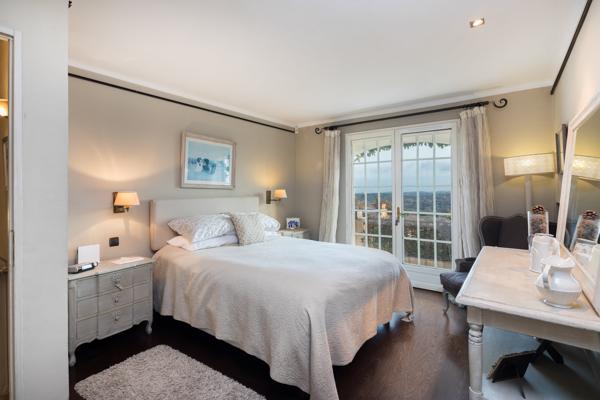 CO-EXCLUSIVITÉ – Villa provençale avec vue panoramique sur la mer
