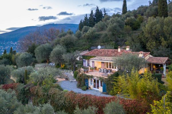 CO-EXCLUSIVITÉ – Villa provençale avec vue panoramique sur la mer
