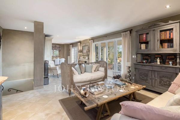 CO-EXCLUSIVITÉ – Villa provençale avec vue panoramique sur la mer