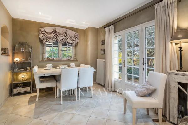 CO-EXCLUSIVITÉ – Villa provençale avec vue panoramique sur la mer
