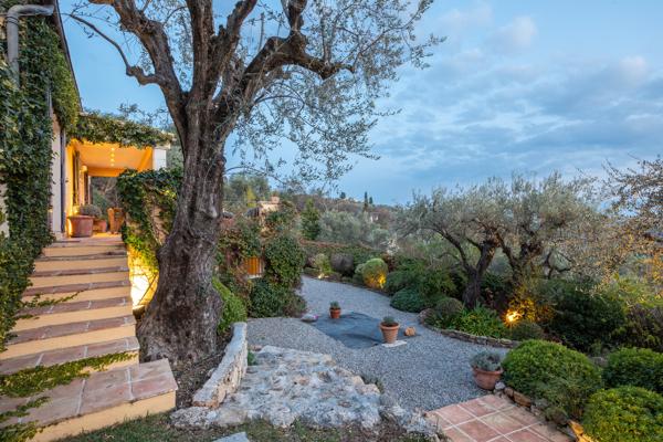 CO-EXCLUSIVITÉ – Villa provençale avec vue panoramique sur la mer