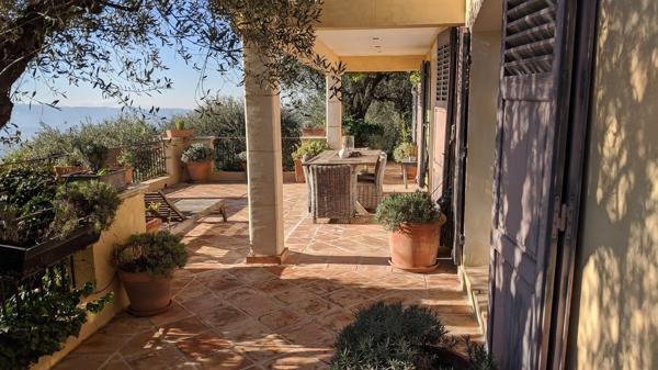 CO-EXCLUSIVITÉ – Villa provençale avec vue panoramique sur la mer