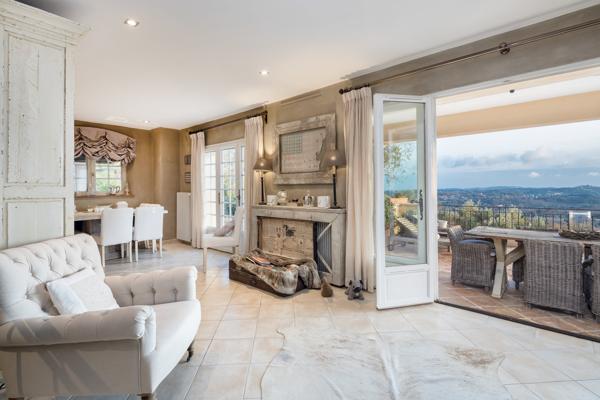 CO-EXCLUSIVITÉ – Villa provençale avec vue panoramique sur la mer