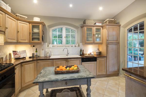 CO-EXCLUSIVITÉ – Villa provençale avec vue panoramique sur la mer