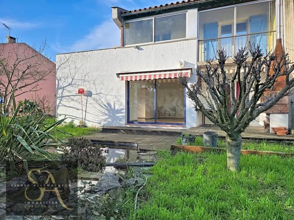 A vendre maison avec 3 chambres, un bureau, garage et jardin à Carcassonne proche des commodités.