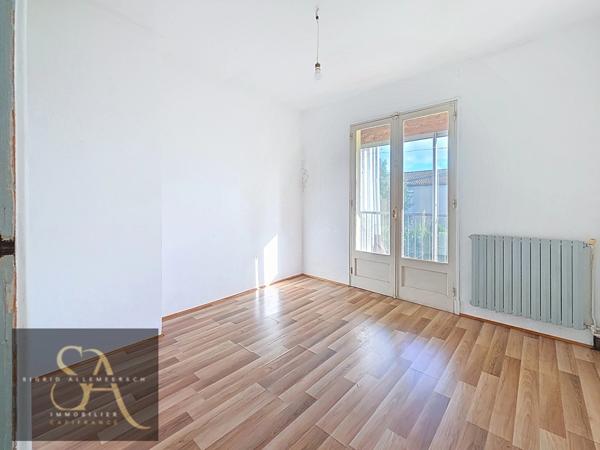 A vendre maison avec 3 chambres, un bureau, garage et jardin à Carcassonne proche des commodités.