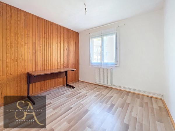 A vendre maison avec 3 chambres, un bureau, garage et jardin à Carcassonne proche des commodités.