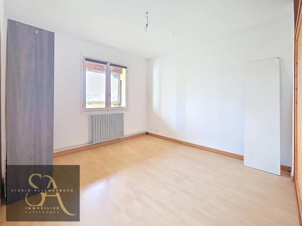 A vendre maison avec 3 chambres, un bureau, garage et jardin à Carcassonne proche des commodités.