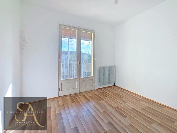 A vendre maison avec 3 chambres, un bureau, garage et jardin à Carcassonne proche des commodités.