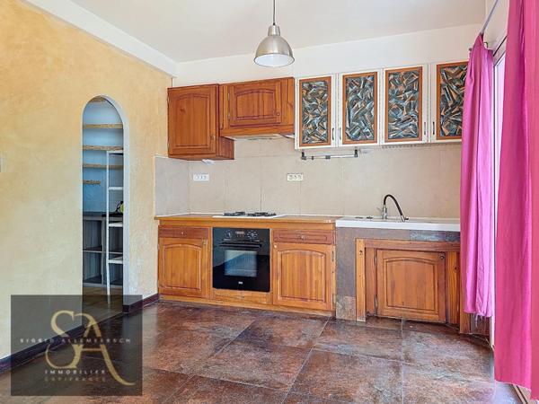 A vendre maison avec 3 chambres, un bureau, garage et jardin à Carcassonne proche des commodités.