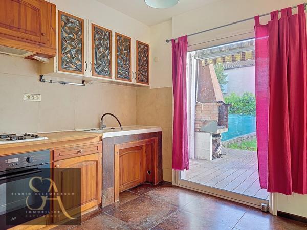 A vendre maison avec 3 chambres, un bureau, garage et jardin à Carcassonne proche des commodités.