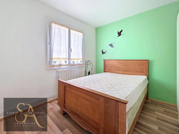 A vendre maison avec 3 chambres, un bureau, garage et jardin à Carcassonne proche des commodités.