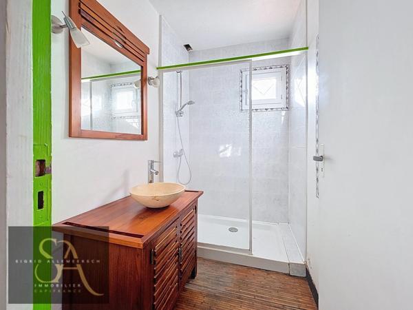 A vendre maison avec 3 chambres, un bureau, garage et jardin à Carcassonne proche des commodités.