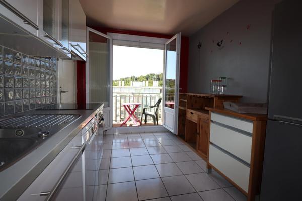 Quartier Bellevue appartement T3 traversant de 64 m², 2 balcons, parking et cave.