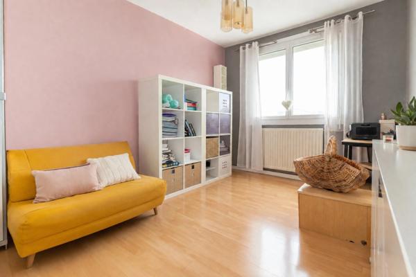 Quartier Bellevue appartement T3 traversant de 64 m², 2 balcons, parking et cave.