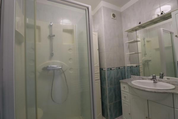Quartier Bellevue appartement T3 traversant de 64 m², 2 balcons, parking et cave.