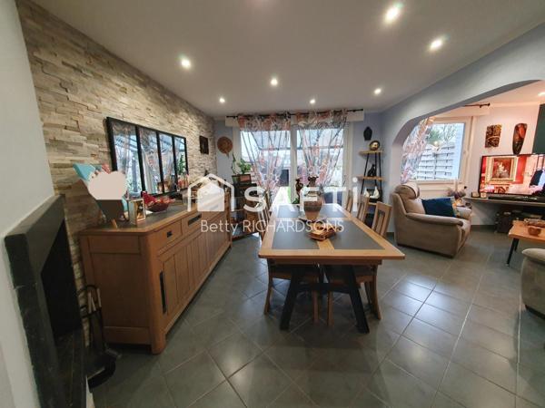 Surprenante, très belle maison. Posez vos meubles!